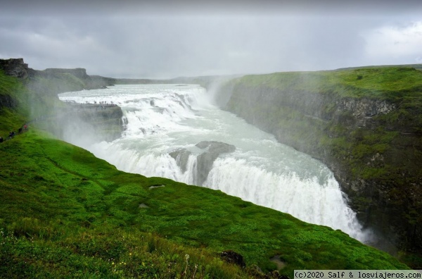 Gullfoss
Preciosa y muy caudalosa cascada de Islandia. Cuando hace sol el arcoiris se puede ver en la cortina de agua que sale de la misma

