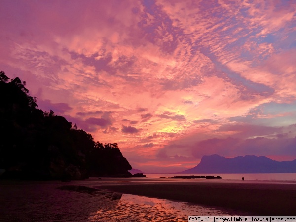 atardecer en Bako, Borneo
Precioso atardecer desde la playa principal del parque nacional de Bako, en Borneo.
