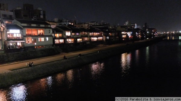 Al borde del río en Gion
El encanto de la noche de Gion
