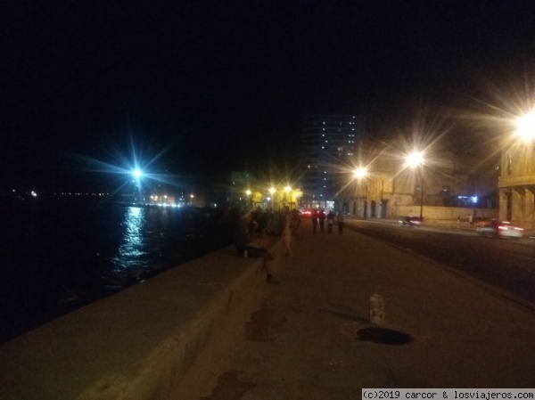 Malecón en la noche
Malecón en la noche
