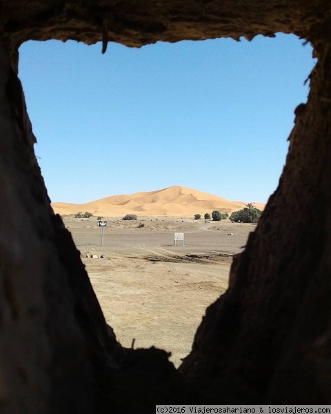 Dunas de erg chebbi,el desierto de marruecos
Una vista de dunas doradas desde el hotel 