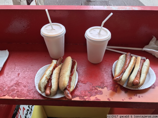 GRAY'S PAPAYA
GRAY'S PAPAYA
