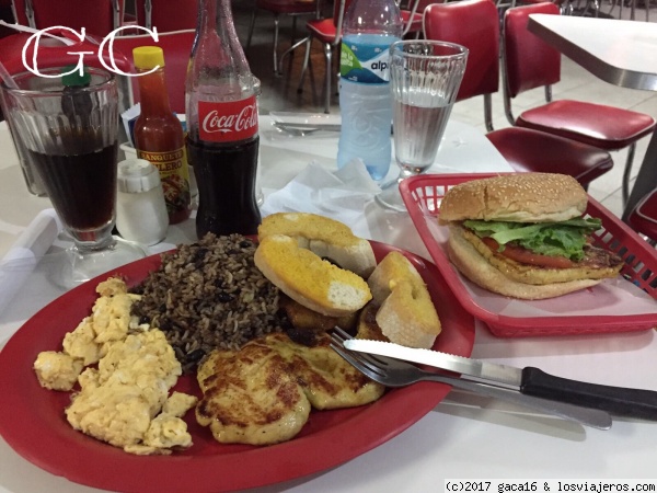 CENA EN SODA TAPIAS
Nuestra primera cena en San José, gallo pinto y hamburguesa de pollo.
