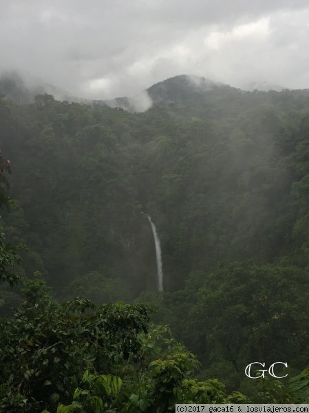 CATARATA LA FORTUNA
vistas desde el mirador de la Catarata Fortuna, en Volcan Arenal
