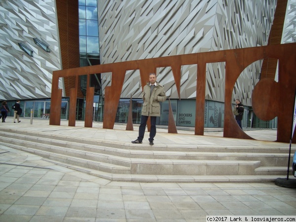 Museo memorial Titanic
Entrada del museo Titanic, a la espalda de este edificio encontraremos el astillero donde se fabrico.
