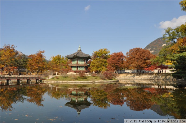 Seoul - Palacio Gyeongbokgung
Se trata del lago central que hay en este precioso palacio imperial de Seoul.
