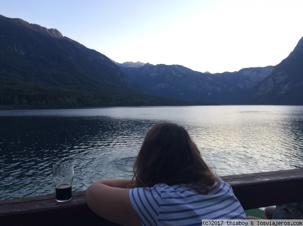 Eslovenia Lago Bohinj (5)
Contemplando el lago al anochecer con una buena cerveza
