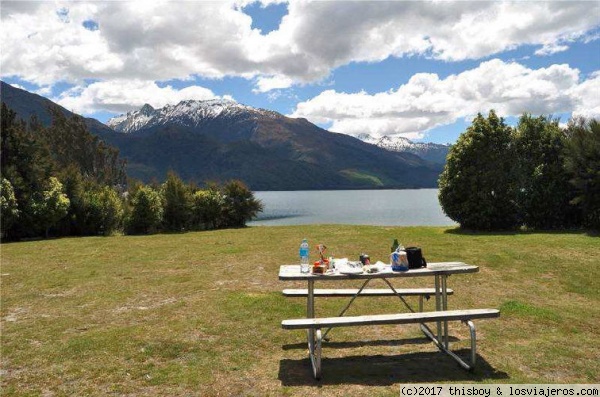 062_PicnicLakeWanaka
Picnic en el Lake Wanaka, fue genial. Sólos con estas vistas de fondo... lo único que no se ve eran las sandflies tocahuevos, que os aseguro que estaban por toda partes ;D
