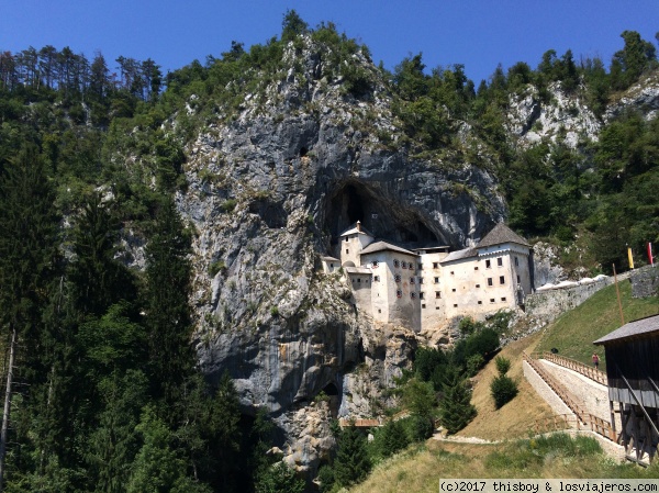 Eslovenia Predjama (2)
Vista un poco más lejana donde se aprecie toda la montaña y el castillo cavado dentro de ella
