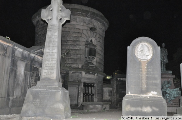 Scotland_Edinburgh_Cemetery
Visita nocturna a un cementerio
