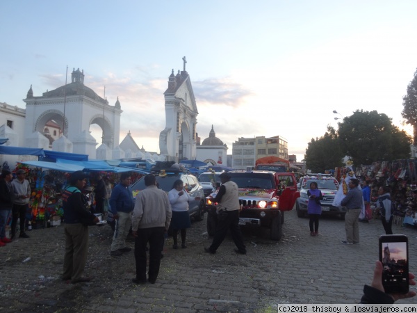 137_Copacabana_Coches_Preparados_Para_Bendicion
Aquí vemos varios coches preparados para bendición
