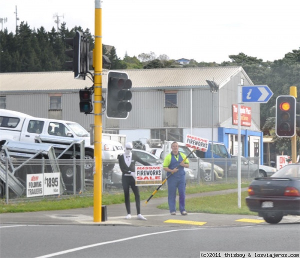 Vendedores de Petardos - Día de Guy Fawkes
Foto hecha de camino a Wellington. Resulta que estos tipos vendían fuegos artificiales para celebrar el Guy Fawkes Day. Es el tío que intentó volar el parlamento inglés el 5/11/1605 y fracasó. Cada año se celebra en Gran Bretaña ese día (también llamado Bonfire Night o Noche de las Hogueras).

