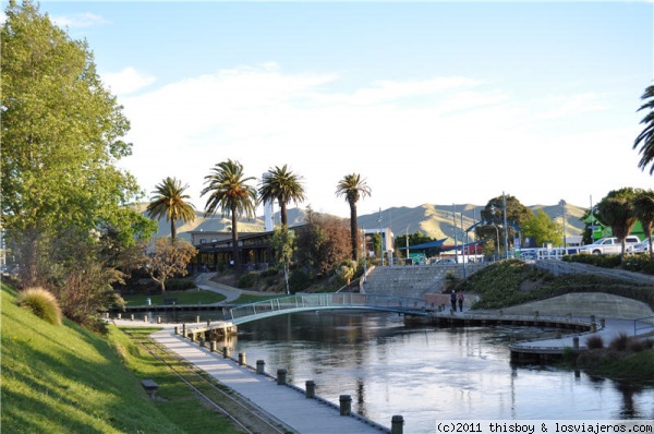 Blenheim - Canal
Este es uno de los canales que pasan por este pueblecito de la costa este de Nueva Zelanda. Como todo en este país, el verde brillante predomina.
