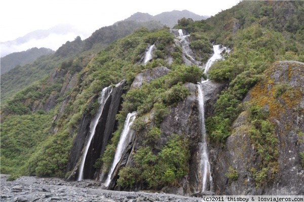 Nueva Zelanda - Franz Josef Glacier - Cascadas
Foto de una de las múltiples cascadas que alimentan el río que empieza en el glaciar.
