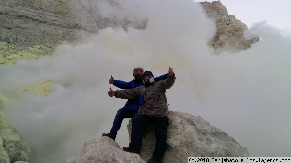 Volcán Igen ( Java)
Dentro del Infierno.....azufre incluido
