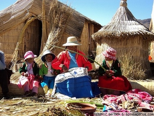 Islas de Uros
Mujer y niños de una de las islas flotantes de los Uros, que son un grupo de islas artificiales hechas de totora construidas en el lago Titicaca
