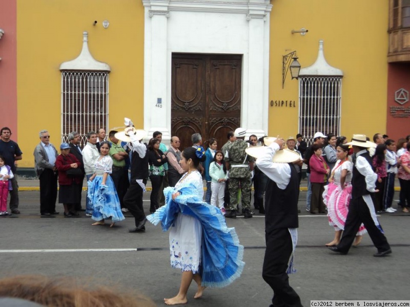 Viajar a  Peru - Trajes Tipicos en Trujillo