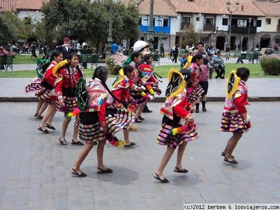 Traje tipico en Cuzco
Desfile de la seguridad vial en Cuzco, vestidas con traje tipicos,
