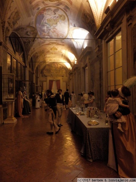 Palazzo Corsini en Florencia
Corredor del Palacio Corsini de Florencia, las ventanas del corredor están frente al río Arno. 
Fotografía tomada durante una recreación napoleónica.
