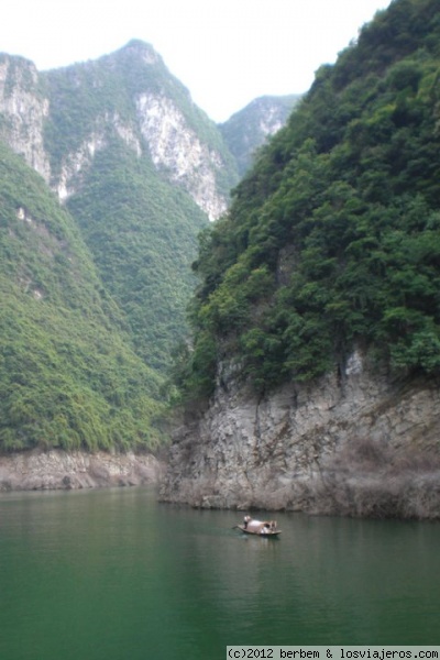 Rio Shennong
Barca china paseando por el rio Shennong, afluente del Yangtse, entre las altas montañas que lo rodean.
