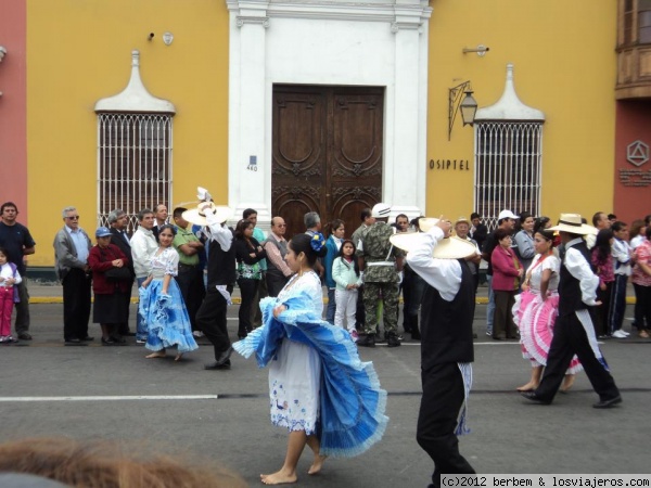 Trajes Tipicos en Trujillo
Desfile dominical en Trujillo con trajes tipicos, Peru.
