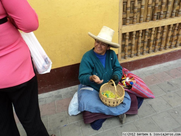 Mujer en Trujillo
Mujer vendiendo caramelos en Trujillo, Peru.
