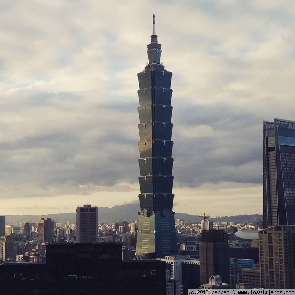 Taipei 101
Taipei 101, el rascacielos de Taipei visto al atardecer desde la Montaña Elefante.
