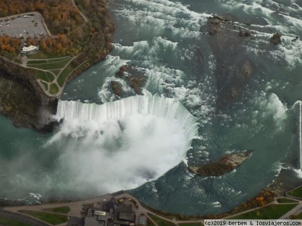 Niagara Falls desde el cielo
Cataratas de Niagara vistas en vuelo en helicóptero por la zona canadiense.

