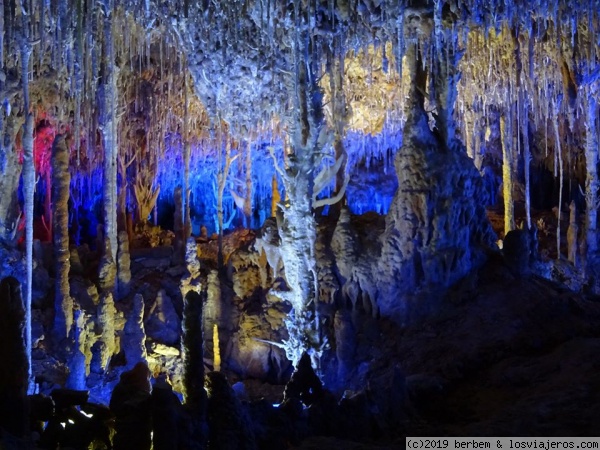 Cuevas dels Hams
Cuevas dels Hams (cuevas de los anzuelos) en la isla de Mallorca.
