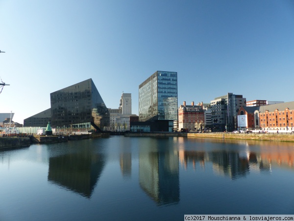 Albert Dock
Reflejos en los muelles de Liverpool. Al fondo el museos de la ciudad
