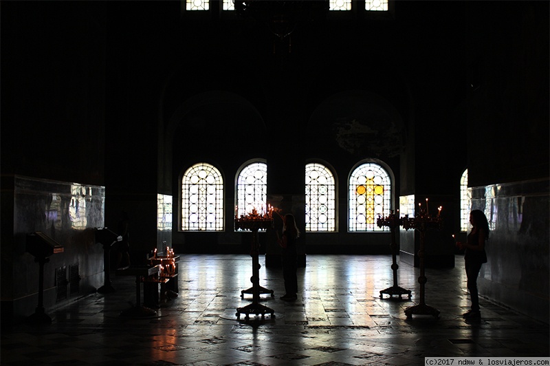 Viajar a  Bulgaria: Kingsman Edad Para Velas - Interior de la Catedral de Alexander Nevski con mujeres encendiendo velas (Kingsman Edad Para Velas)