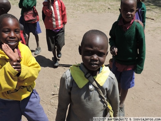 Niños en la escuela de Ositeti
Niños en la escuela saludando
