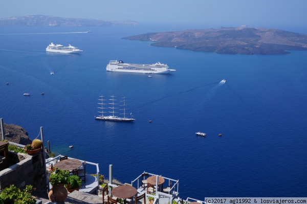 Vistas a la caldera desde Fira
Vistas a la caldera desde la bajada al puerto viejo de Fira
