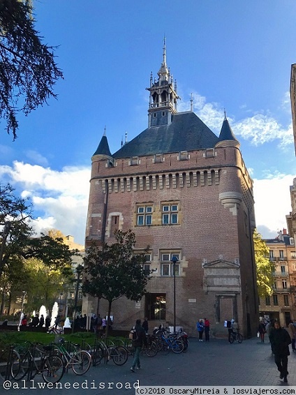 Torre de homenaje del Capitol, Toulouse.
Construida en el siglo XVI es un vestigio del antiguo Capitole de Toulouse. Se trata de una torre defensiva construida para proteger los archivos de la ciudad de la época en que los Capitouls administraban la ciudad y que estuvieron aquí hasta 1948. Actualmente es la Oficina de turismo de Toulouse.
