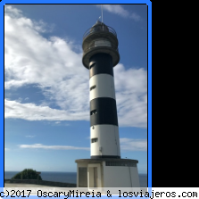 FARO DE ORTIGUEIRA Cabo de San Agustin Principado de Asturias
El faro de Ortiguera, situado en el Cabo de San Agustín, se encuentra al este de la ría de Navia.
Está formado por una torre cilíndrica de 20 m sobre el terreno de 3 m de diámetro. Está pintado con bandas negras y blancas. Fue inaugurado en 1975.
