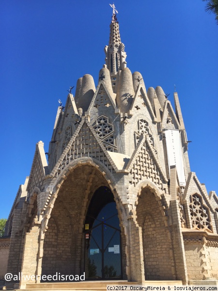 Ermita de laVirgen de Montserrat de Montferri
Esta ermita es obra del arquitecto tarraconense Josep Maria Jujol, discípulo y colaborador de Gaudí, a imagen y semejanza de las montañas de Montserrat.
