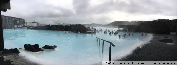 Laguna Azul (Blue Lagoon)
La Laguna Azul está muy cerca del aeropuerto y es un balneario geotermal ideal para relajarte tras un vuelo largo.
