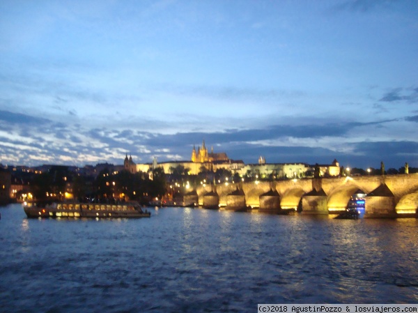 Praga
Praga de noche, vista desde el otro lado del puente Carlos
