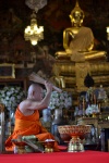 Hombre budista bendiciendo