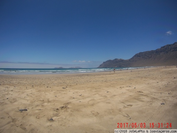Playa de Famara,Lanzarote
dia de playa en famara,lanzarote,islas canarias..pedazo de clima y de paraiso!!
