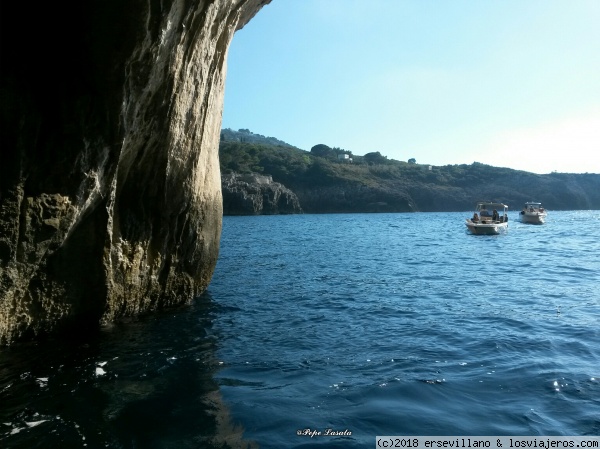 Azul -Capri (Italia)
Foto realizada desde una pequeña embarcación en el interior de una gruta en Capri (Italia)
