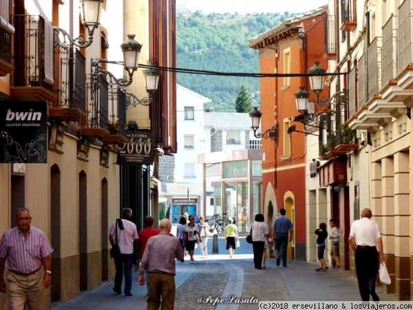 Callejeando
Pasear por la ciudad de Jaca es deleitarse del contraste entre su arquitectura urbana y el paisaje pirenaico.
