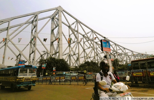 Howrah Bridge CALCUTA
Cruzando el Howrah Bridge en Calcuta
