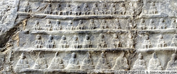 LONGMEN - Esculturas en la roca -
Budas en las cuevas de Longmen.

