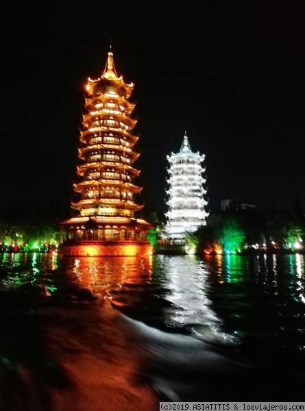 GUILIN - Pagodas del Sol y la Luna -
Noche en las Pagodas de Guilin
