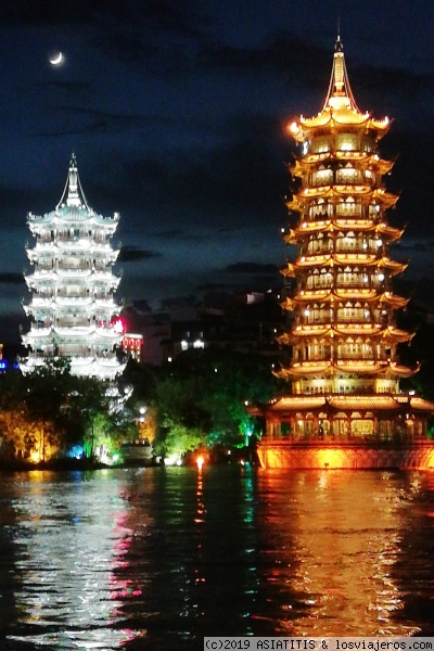 GUILIN - Pagodas del Sol y la Luna -
Noche en las Pagodas de Guilin
