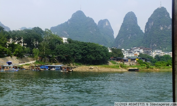 YANGSHUO - Rio Li -
Yangshuo desde el rio Li.
