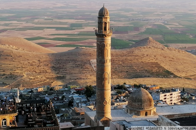 Minarete en Mardin
Minarete sobre la llanura en Mardin
