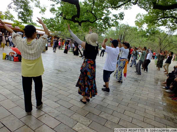 KUNMING - Lago CUHIU
Danzas populares en lago Cuihu - Kunming
