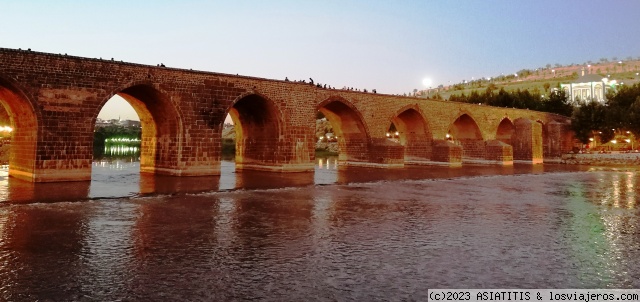 Diyarbakir Puente sobre el Tigris
Puente sobre el Tigris en Diyarbakir

